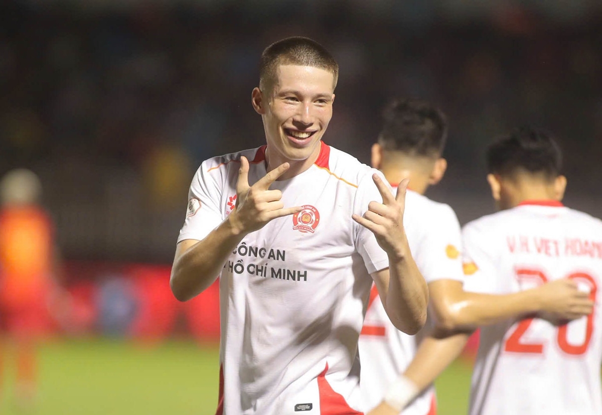 Williams Lee nhận lời khuyên từ Harry Kane và Robbie Fowler trước khi gia nhập V-League Williams Lee cùng hai danh thủ Harry Kane và Robbie Fowler