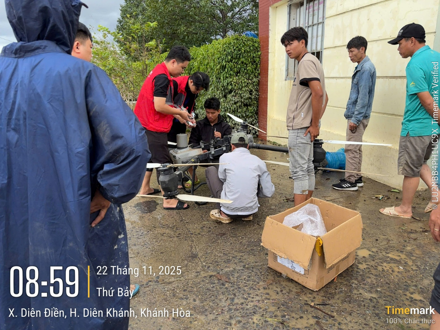 Drone đưa hàng cứu trợ xã Diên Điền