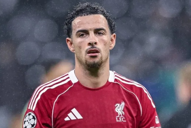 Jones bỏ ngỏ khả năng ra sân. Jones bỏ ngỏ khả năng ra sân.