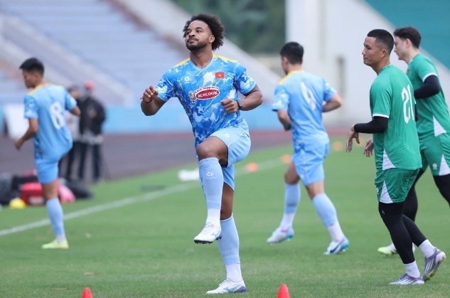 Xuân Son tập luyện cùng đội tuyển quốc gia. Xuân Son tập luyện cùng đội tuyển quốc gia.