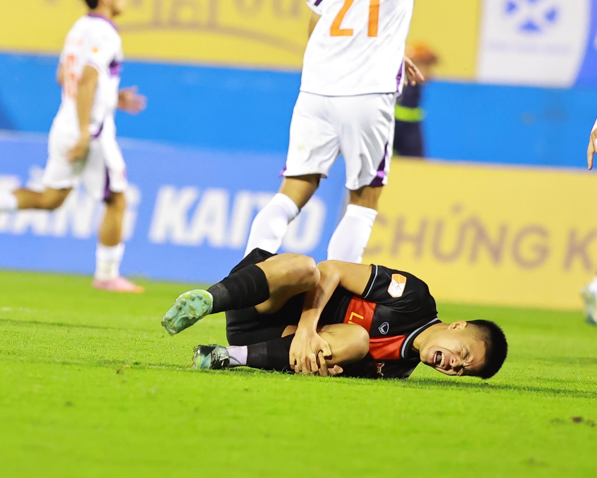 Trần Thành Trung đau sau pha vào bóng