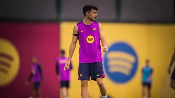 Pedri trên sân tập