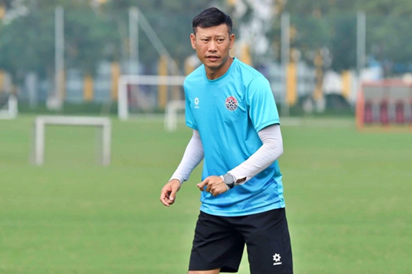 HLV Thạch Bảo Khanh dẫn dắt PVF-CAND tại V-League 2025/26 HLV Thạch Bảo Khanh cùng đội bóng PVF-CAND trên sân