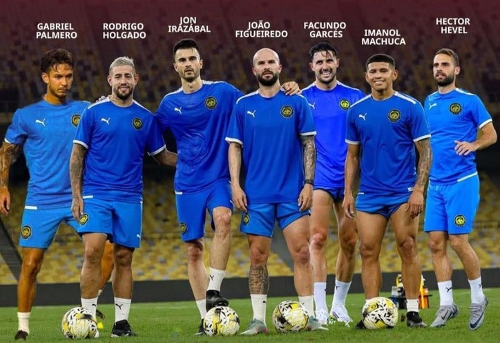 Bóng đá Malaysia tỏ ra thụ động trong vụ 7 cầu thủ nhập tịch trái phép. Bóng đá Malaysia tỏ ra thụ động trong vụ 7 cầu thủ nhập tịch trái phép.