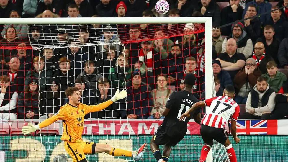 Thierno Barry sút bóng hụt