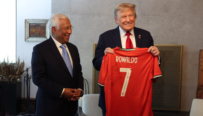 Tổng thống Donald Trump và chiếc áo đấu do Ronaldo tặng Trump nhận áo đấu từ Ronaldo