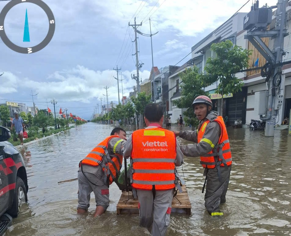 Drone vận tải hàng cứu trợ tại vùng ngập
