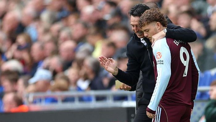 Harvey Elliott thi đấu cho Aston Villa