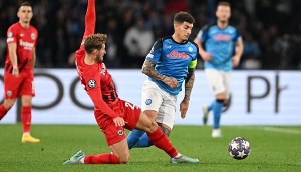 Napoli thi đấu trên sân nhà Maradona