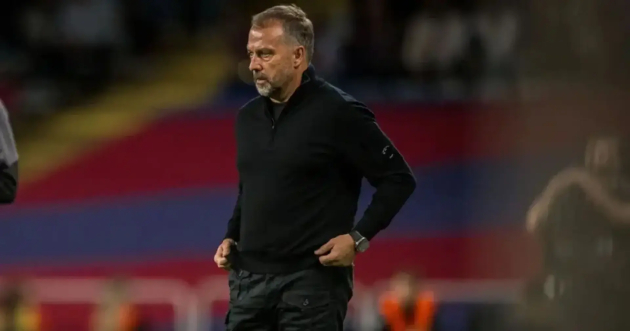 HLV Hansi Flick theo dõi trận đấu