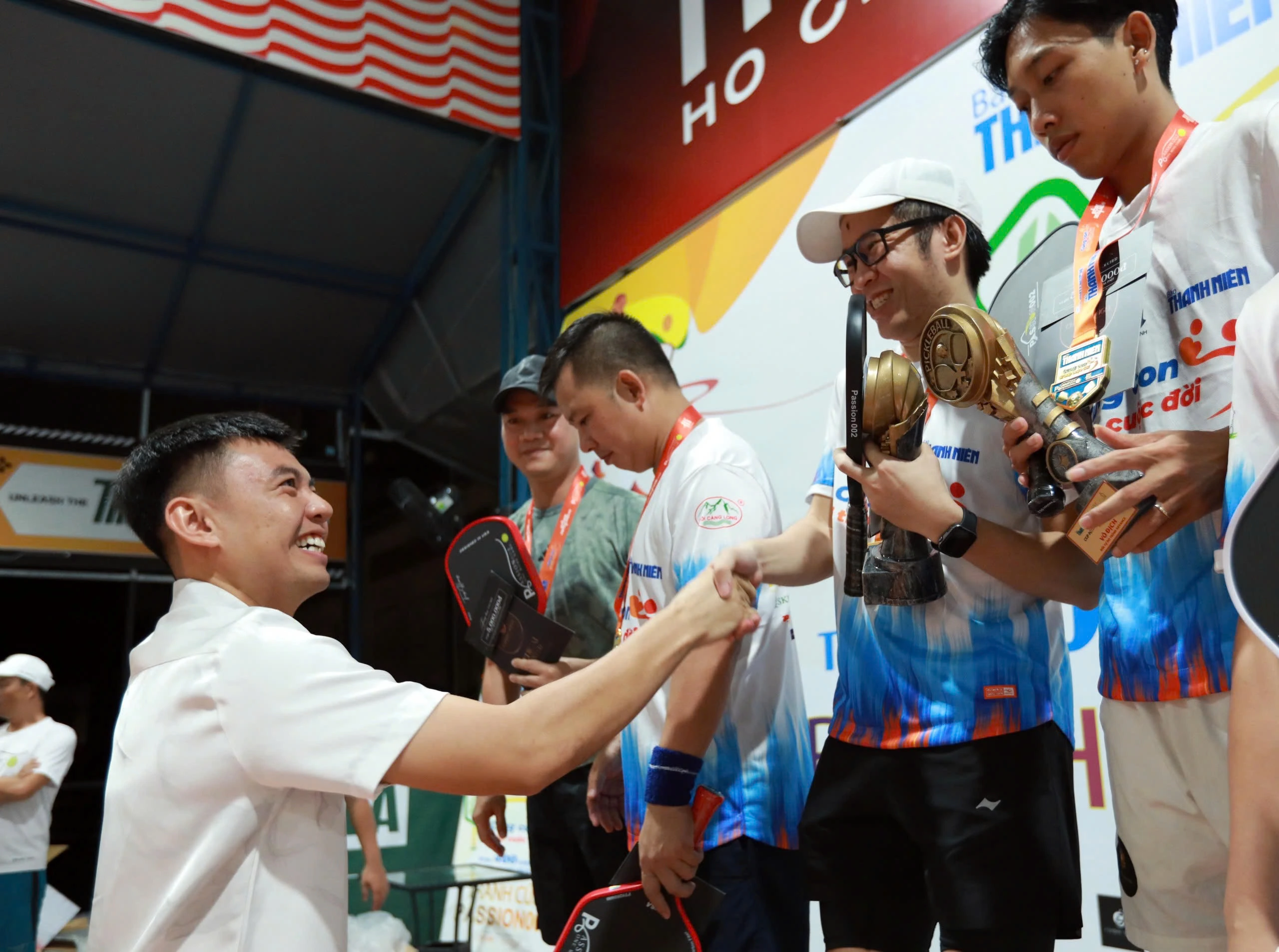 Lý Hoàng Nam bất ngờ xuất hiện, chúc mừng các VĐV