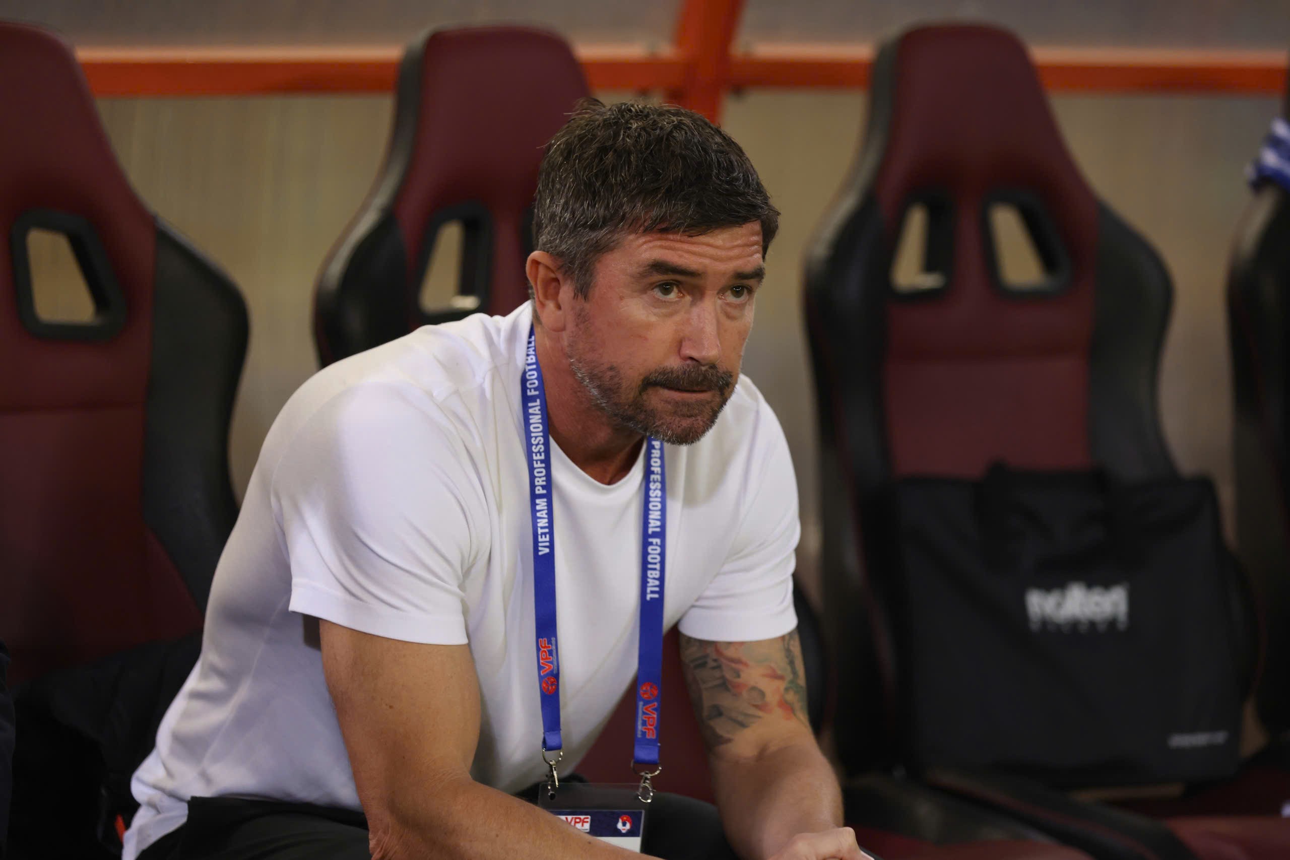 HLV Harry Kewell thổi làn gió mới vào Hà Nội FC bằng triết lý bóng đá hiện đại HLV Harry Kewell đang chỉ đạo Hà Nội FC