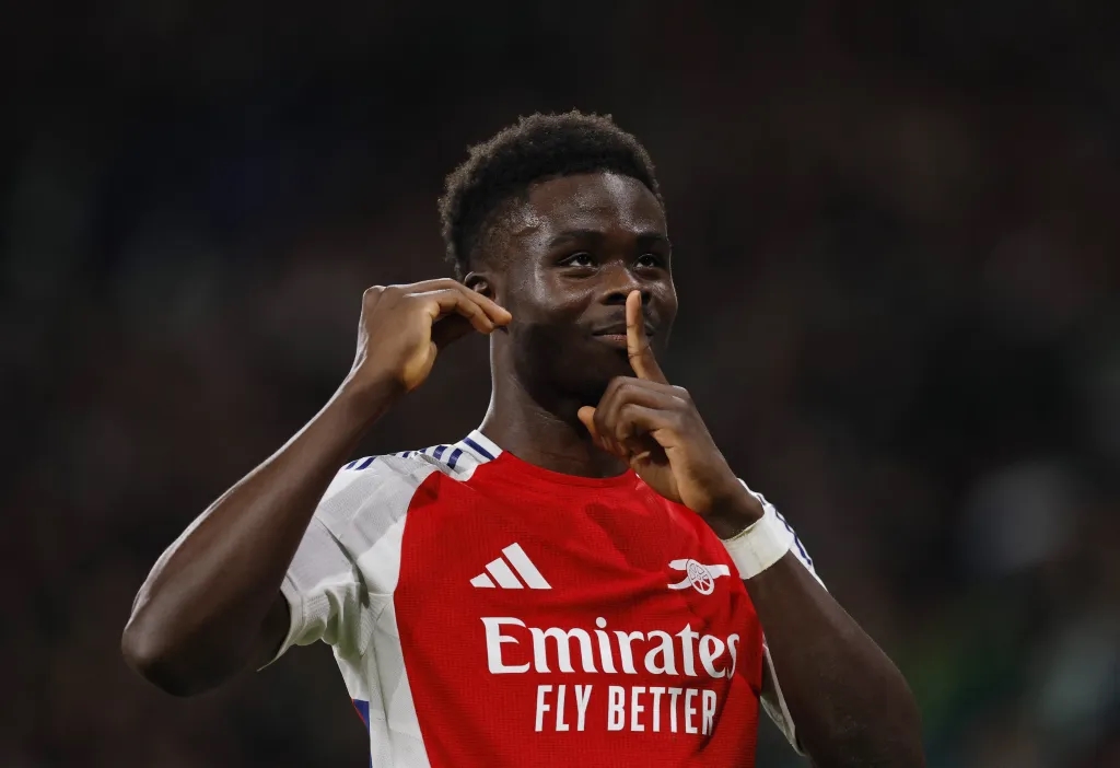 Bukayo Saka thi đấu tại Emirates