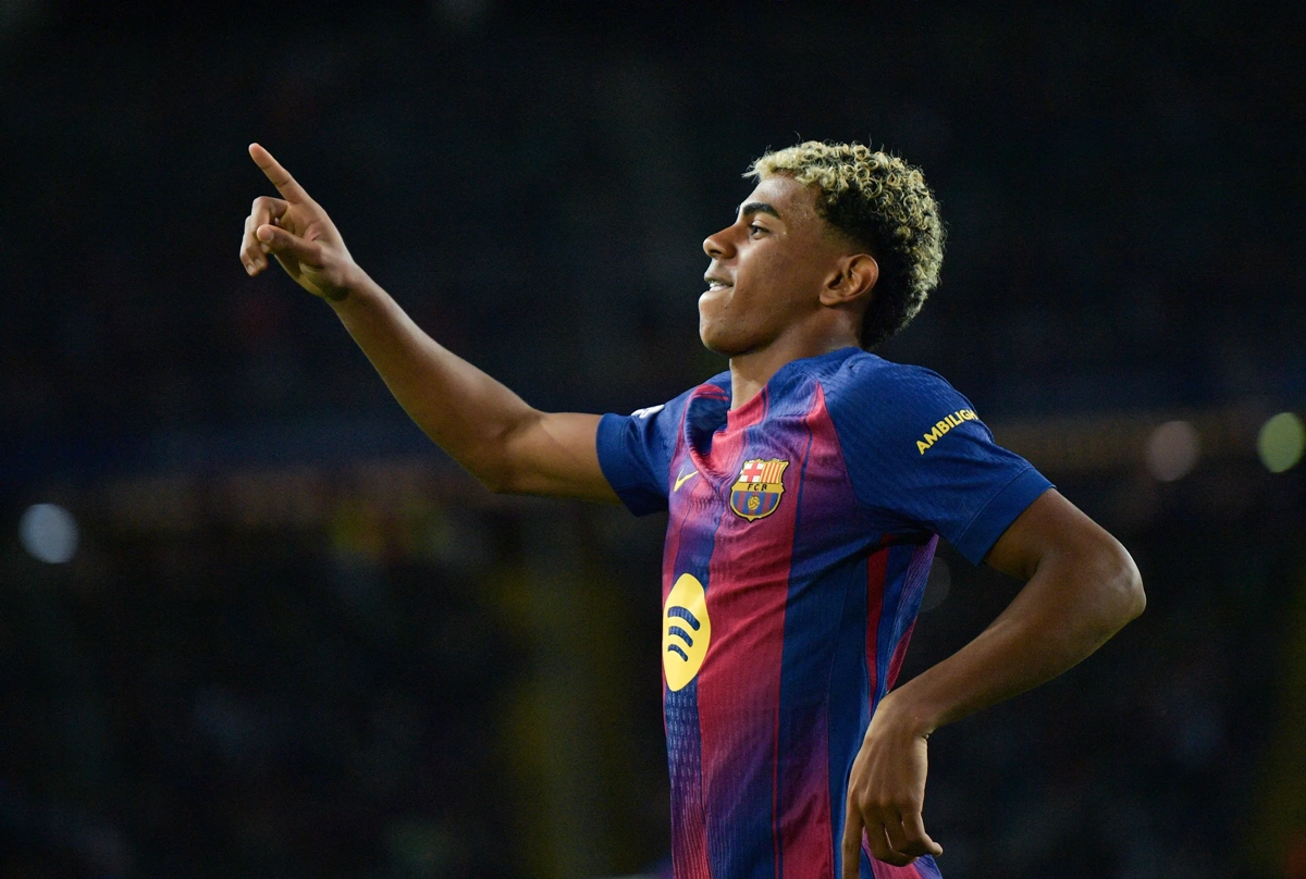 Lamine Yamal 01 Lamine Yamal ghi bàn cho Barcelona