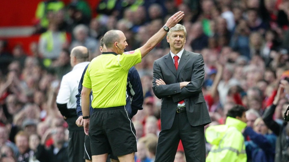 Mike Dean từng được coi là khắc tinh của Arsenal. Mike Dean từng được coi là khắc tinh của Arsenal.