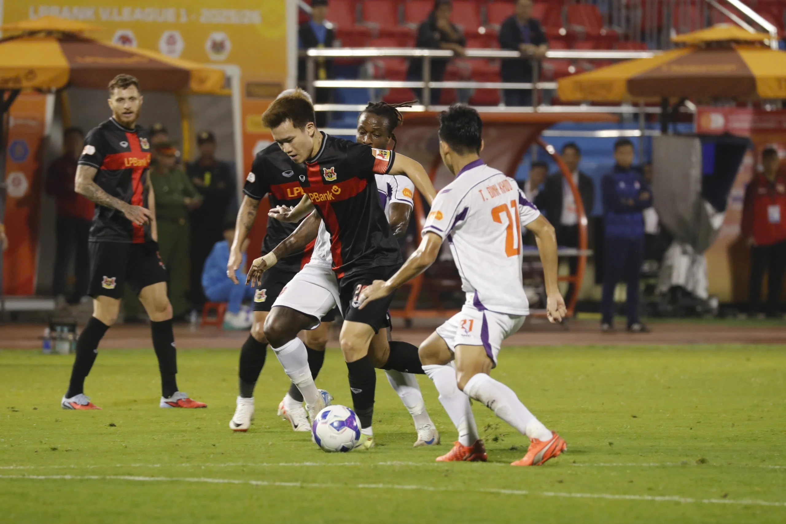 Hoàng Đức ghi bàn nhưng không thể giúp CLB Ninh Bình có chiến thắng trước Becamex TP.HCM.