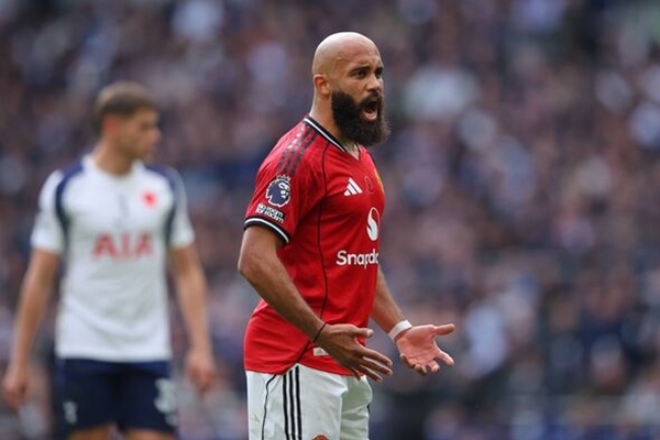 Bryan Mbeumo tập luyện cùng MU b1