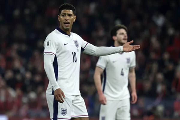 Bellingham thể hiện thái độ khi bị thay ra Bellingham thất vọng khi rời sân