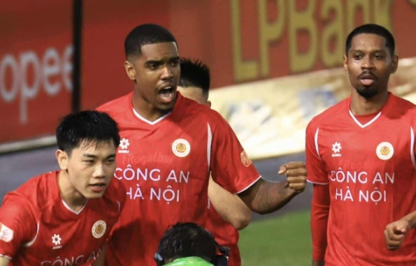 HLV Polking hài lòng về màn trình diễn của CAHN. HLV Polking hài lòng về màn trình diễn của CAHN.