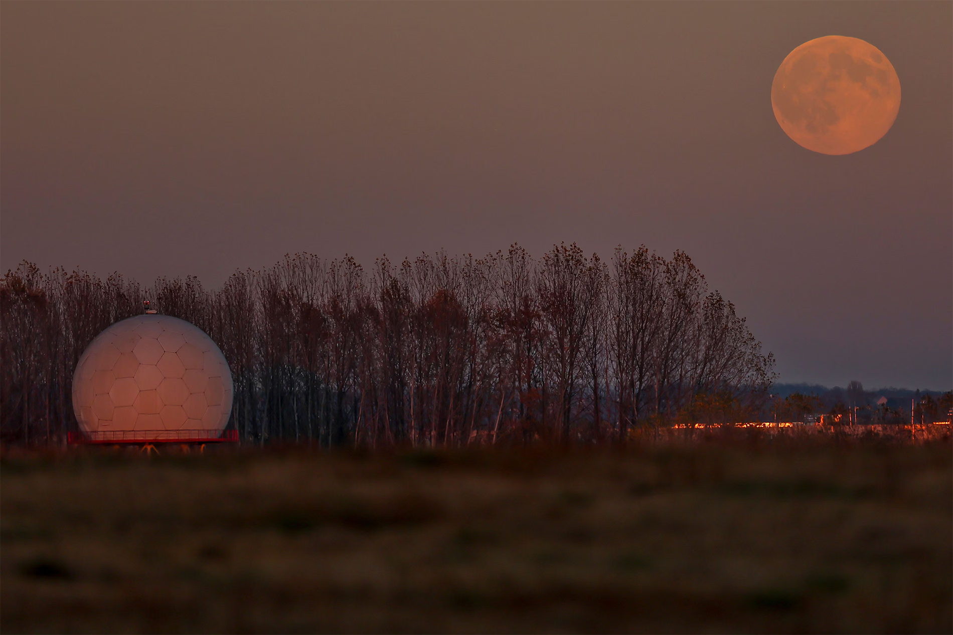 Ánh đèn đường và siêu Trăng ở Delhi Ánh đèn đường rực rỡ khi siêu trăng bắt đầu mọc ở Delhi
