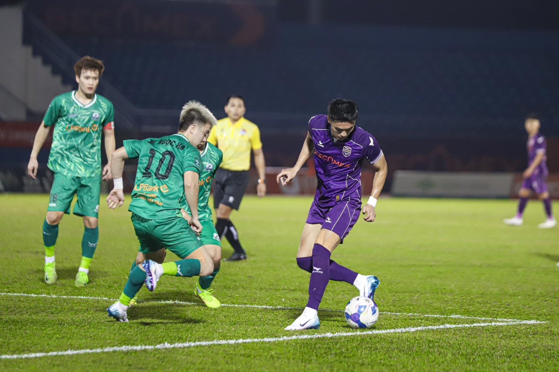 Nguyễn Trần Việt Cường lần đầu tiên được triệu tập lên ĐT Việt Nam Tiền đạo Nguyễn Trần Việt Cường trong màu áo Becamex