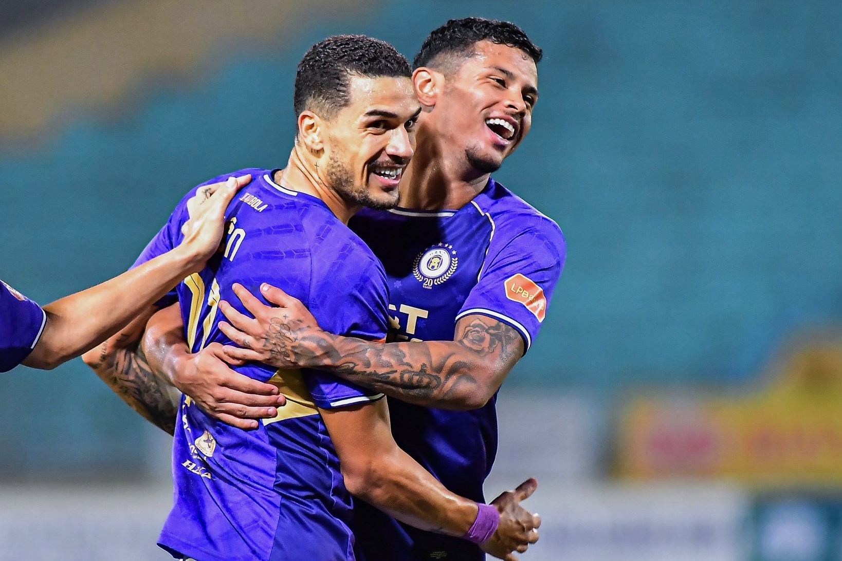 Đỗ Hoàng Hên lập siêu phẩm giúp Hà Nội thắng tưng bừng đỗ hoàng hên - Ảnh 1.