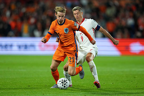 Frenkie De Jong cùng Robert Lewandowski trong màu áo Hà Lan và Ba Lan.