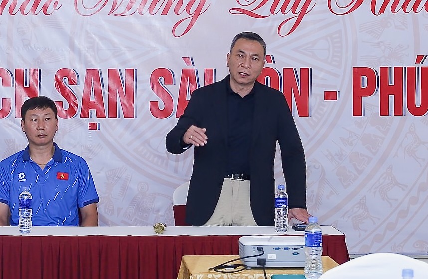 Chủ tịch VFF - ông Trần Quốc Tuấn (áo đen) chúc mừng sự trở lại của chân sút chủ lực Nguyễn Xuân Son