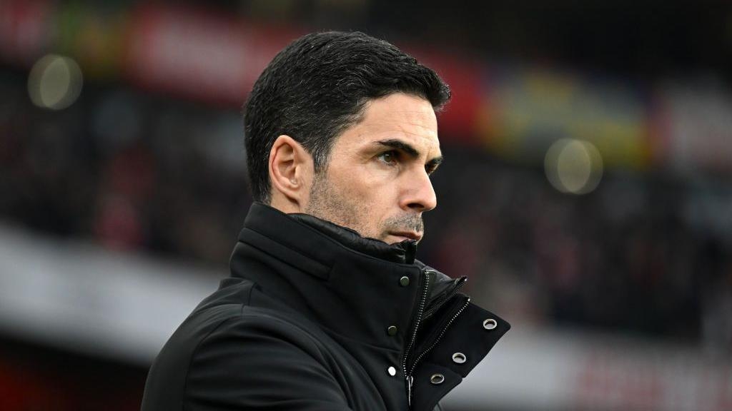 Huấn luyện viên Mikel Arteta trên sân tập