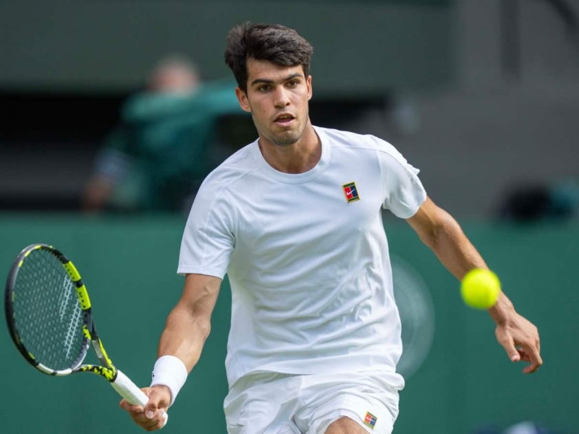 Tay vợt số 1 thế giới Carlos Alcaraz trên sân đấu