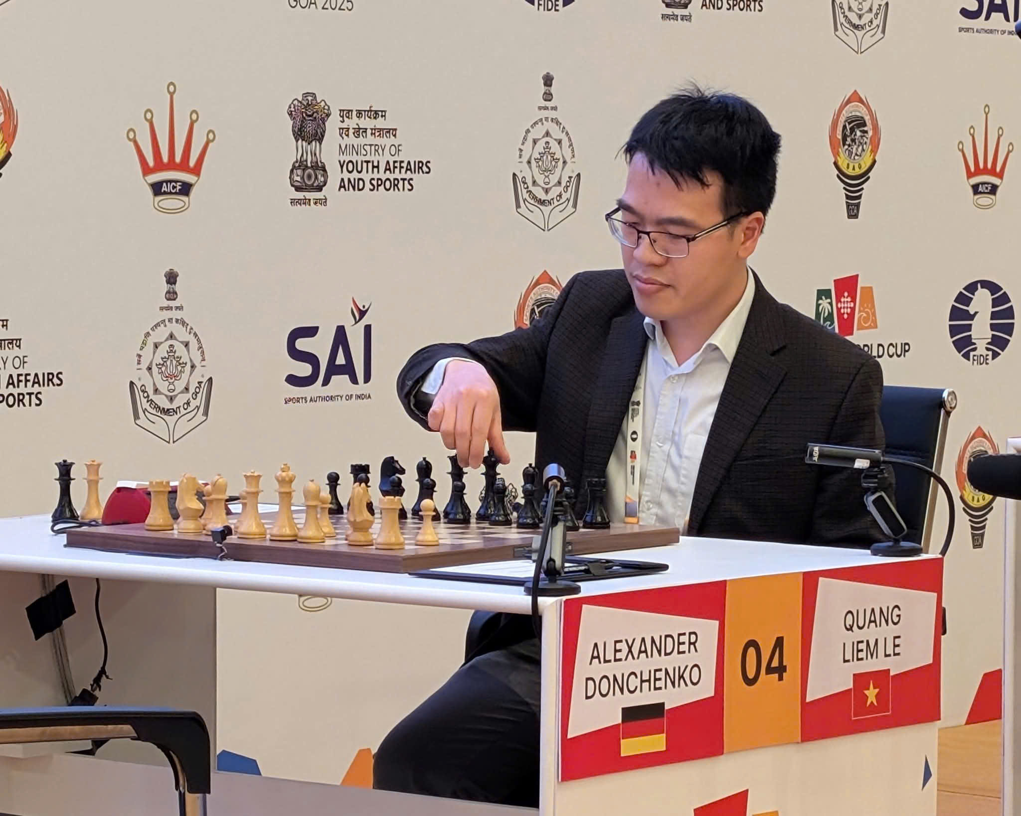 Lê Quang Liêm - Ảnh 1. Lê Quang Liêm (đen) chia điểm trước kỳ thủ người Đức Alexander Donchenko