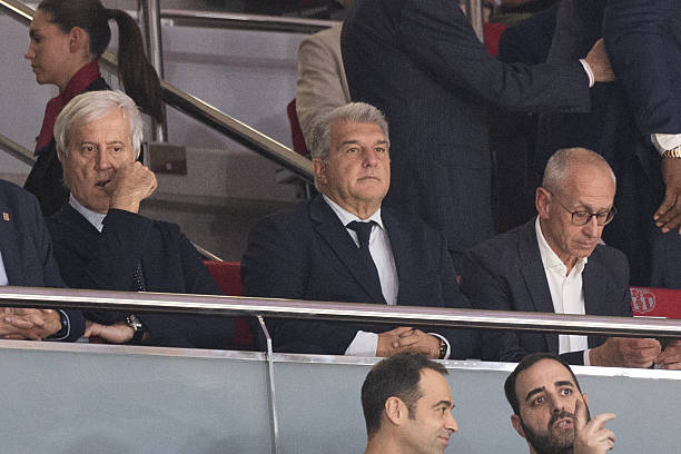 Joan Laporta lo ngại tài chính Barcelona gettyimages-2243397580-612x612