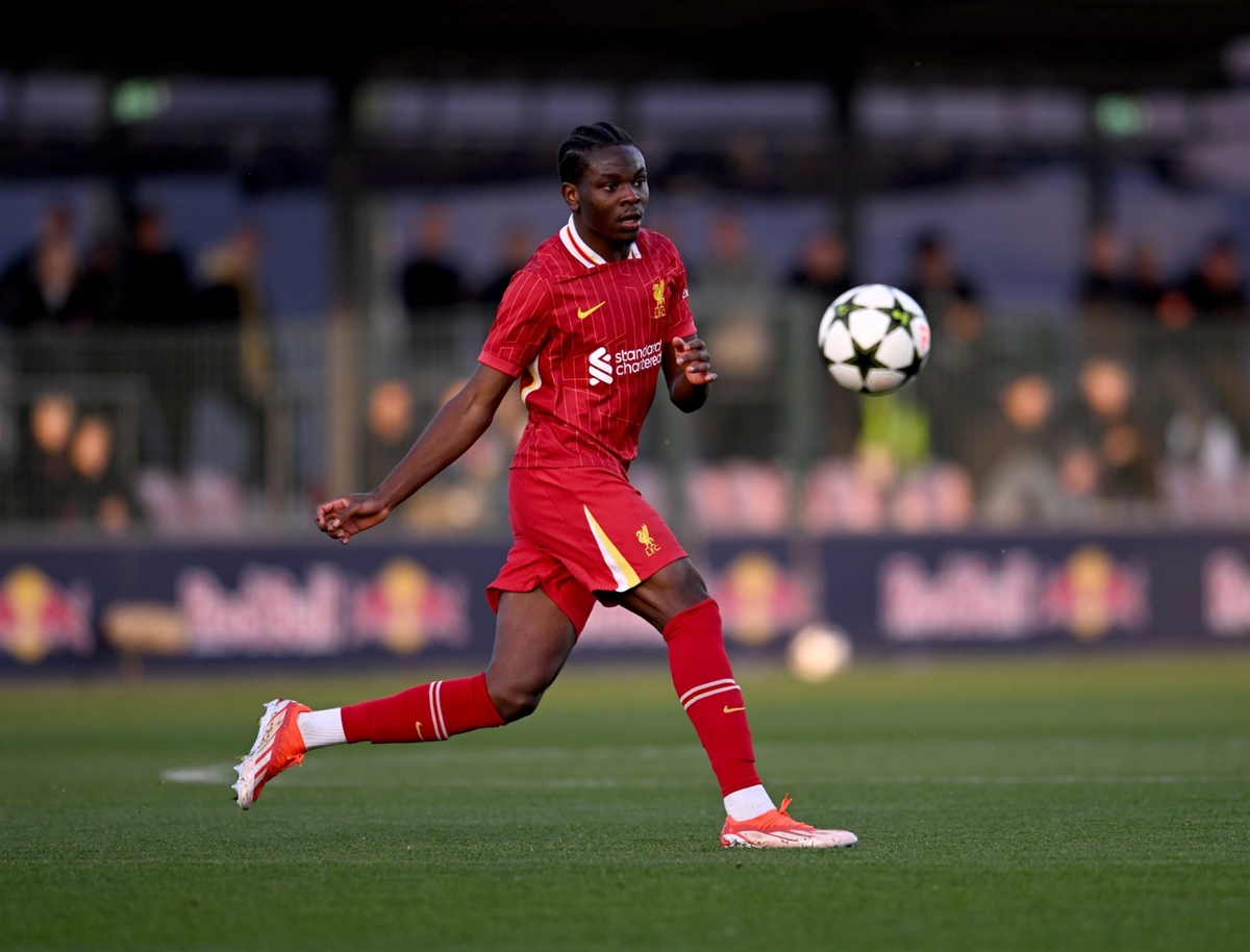 Wellity Lucky 01 Wellity Lucky trong màu áo Liverpool