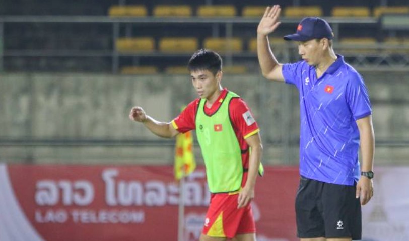 HLV Kim Sang-sik cùng U22 Việt Nam tại buổi tập