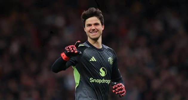 Senne Lammens được Sir Alex khen ngợi. Senne Lammens được Sir Alex khen ngợi.