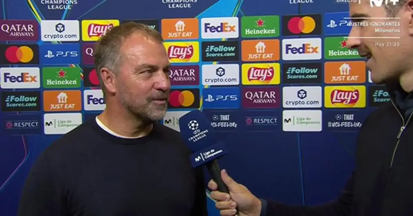 Hansi Flick ăn mừng cùng các cầu thủ Barcelona