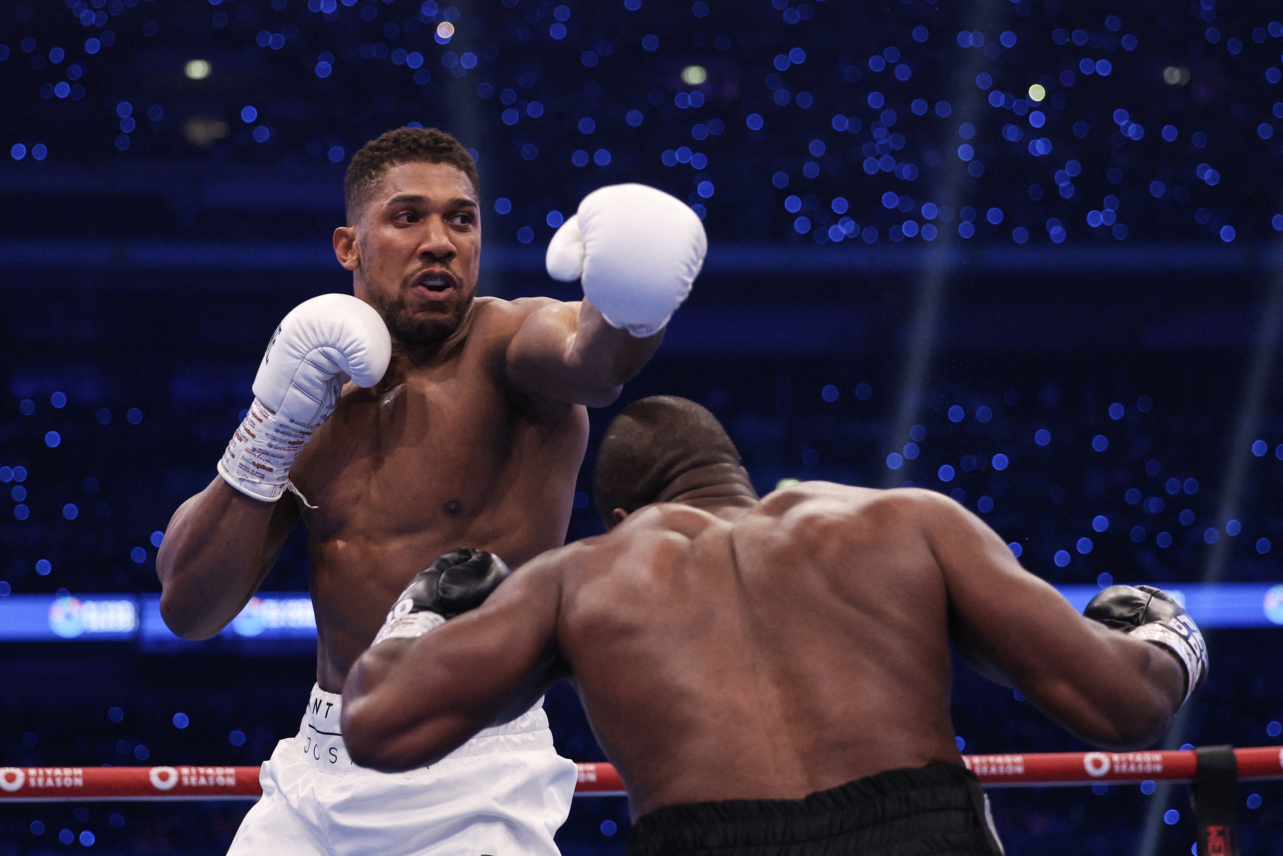 Anthony Joshua chắc chắn là đối thủ khó nhằn nhất của Jake Paul