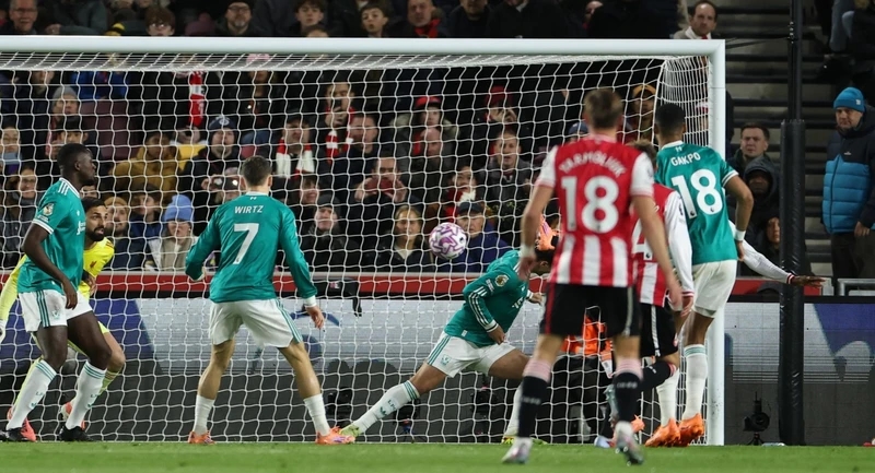 Liverpool 05 Liverpool dễ bị tổn thương ở các tình huống cố định