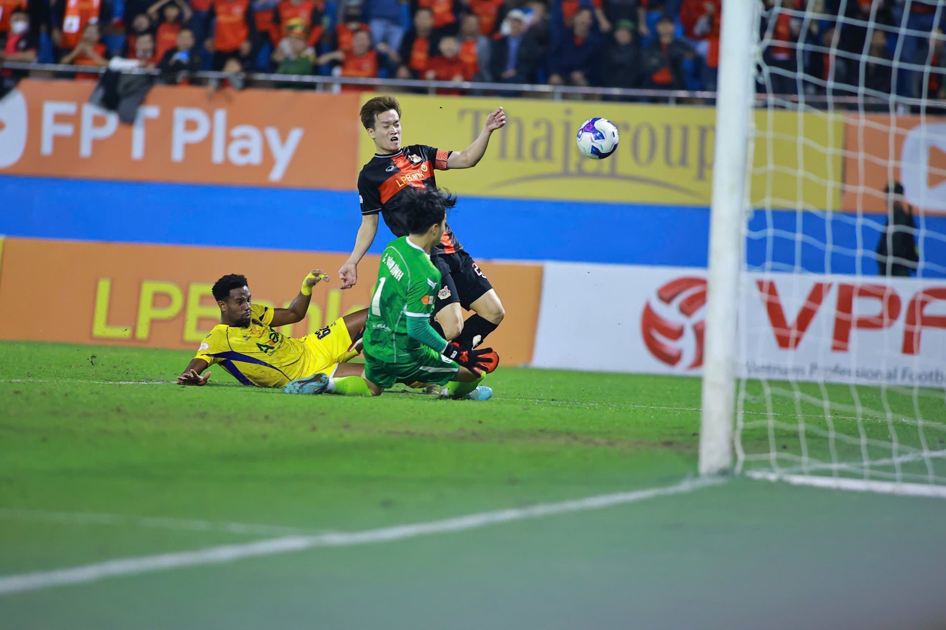 Hoàng Đức khen thủ thành Cao Văn Bình, thừa nhận Ninh Bình gặp nhiều thử thách Hoàng Đức khen ngợi thủ môn Cao Văn Bình