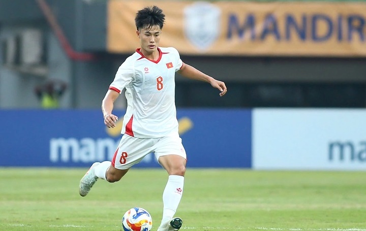 Văn Trường phải phẫu thuật điều trị chấn thương. Văn Trường phải phẫu thuật điều trị chấn thương.