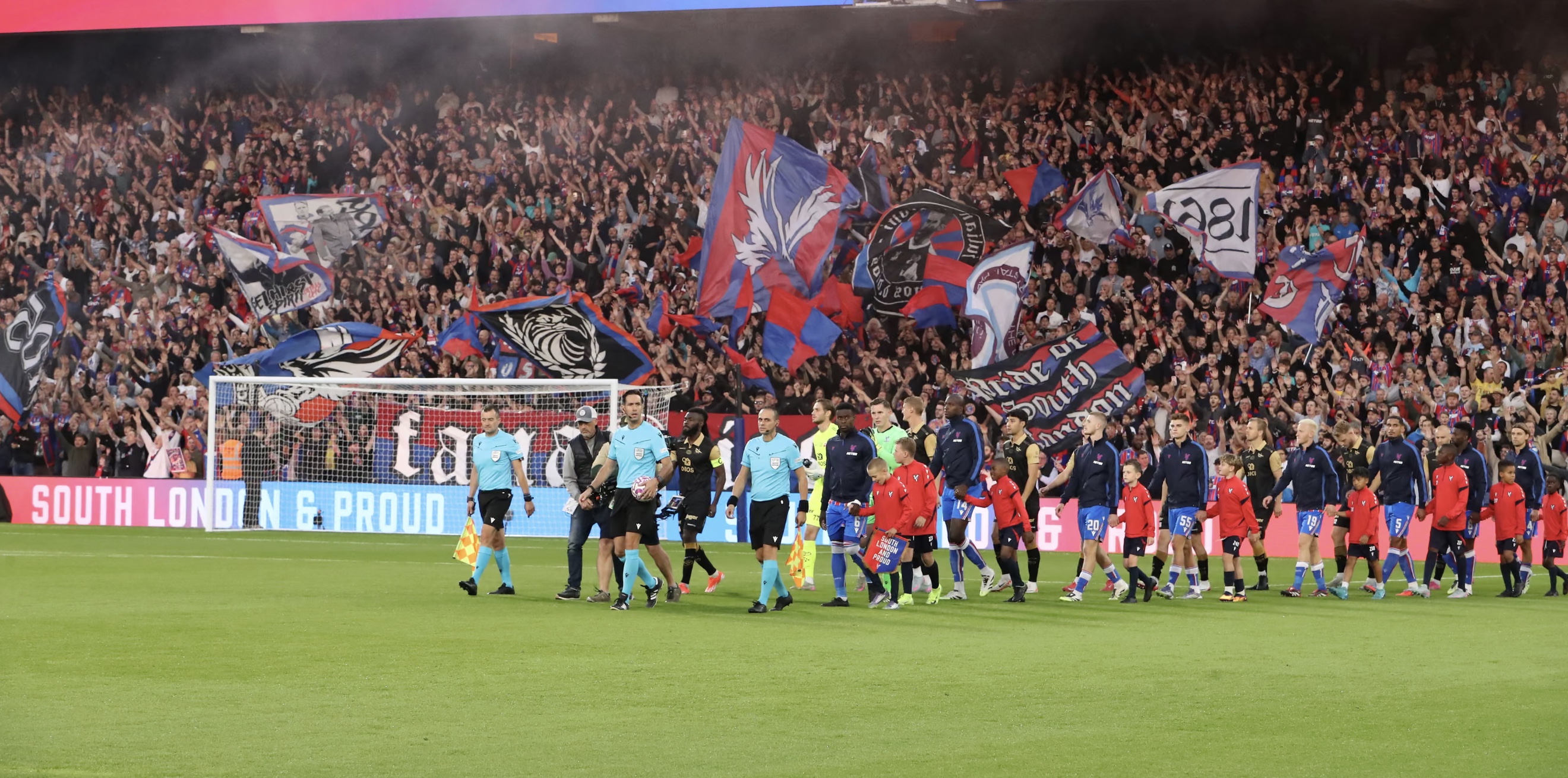 Crystal Palace bị chỉ trích vì thu phí mascot
