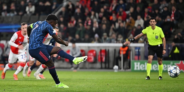 Saka mở tỷ số cho Arsenal trên chấm 11m. Bukayo Saka ghi bàn trên chấm phạt đền