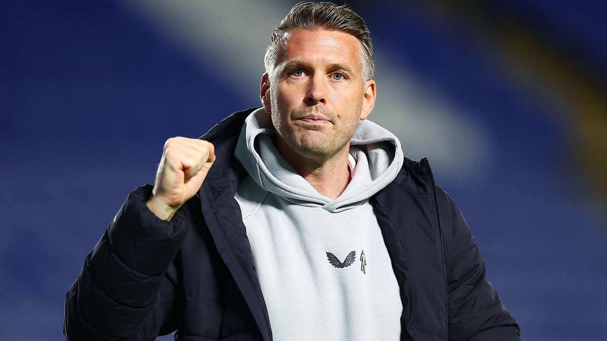 Rob Edwards 01 Rob Edwards trên sân bóng