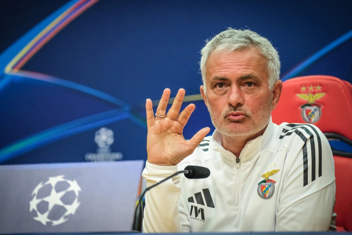 Jose Mourinho đang chỉ đạo trên sân