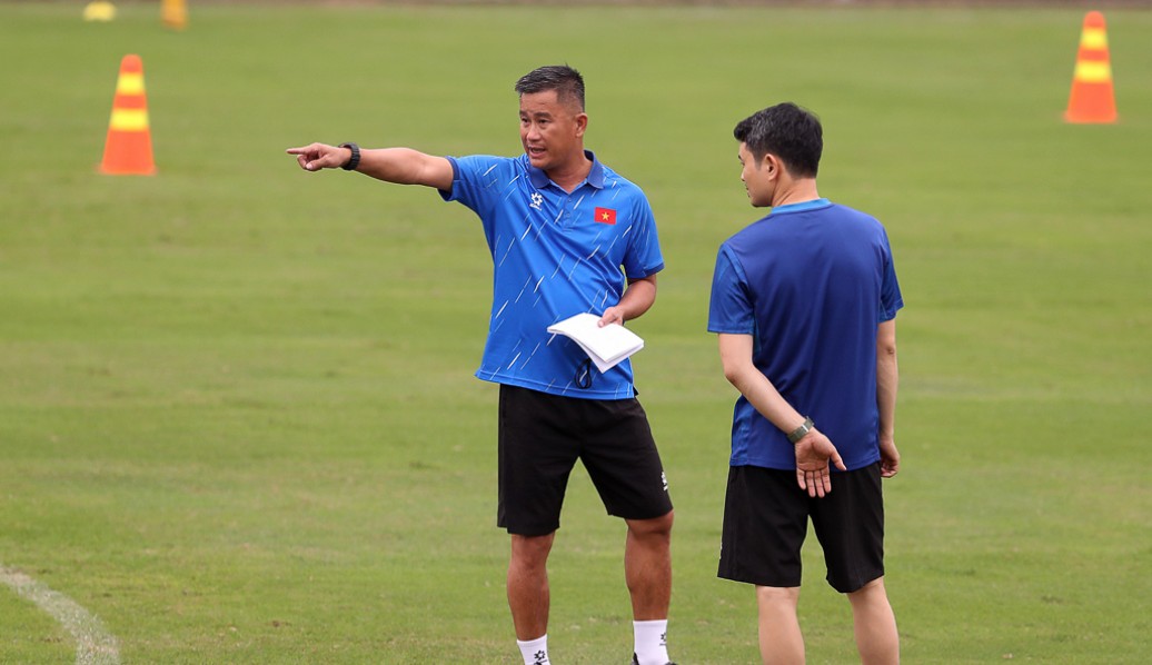 Huấn luyện viên Đinh Hồng Vinh trên sân tập