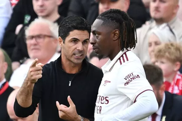 Mikel Arteta và Eberechi Eze trong buổi tập Arsenal