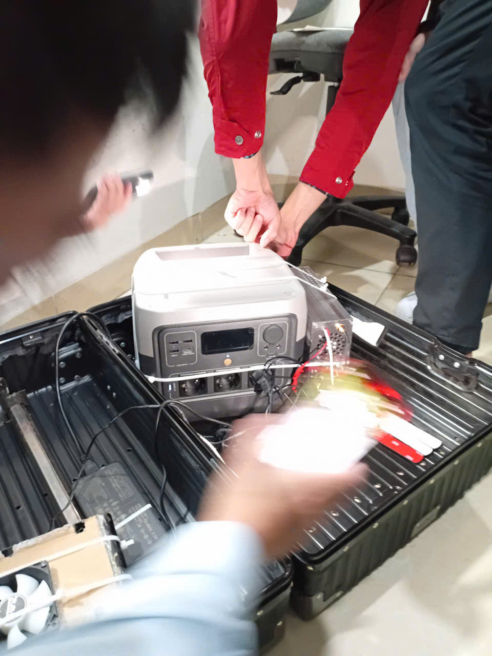 Thiết bị BTS giả mạo dùng để phát tán tin nhắn lừa đảo Thiết bị BTS giả mạo cất giấu trong vali