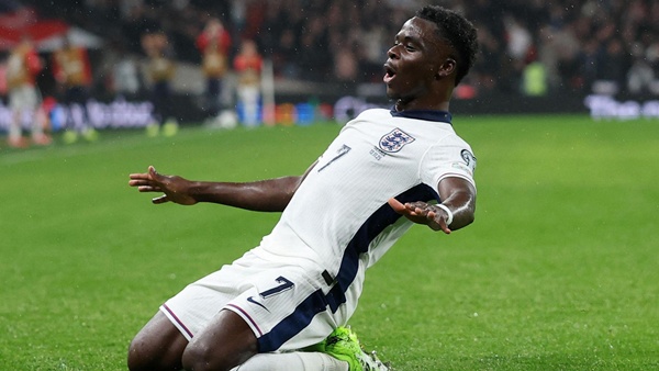 Saka gần như chắc suất cánh phải, nhưng cánh trái Tam sư vẫn là cuộc cạnh tranh quyết liệt. a6