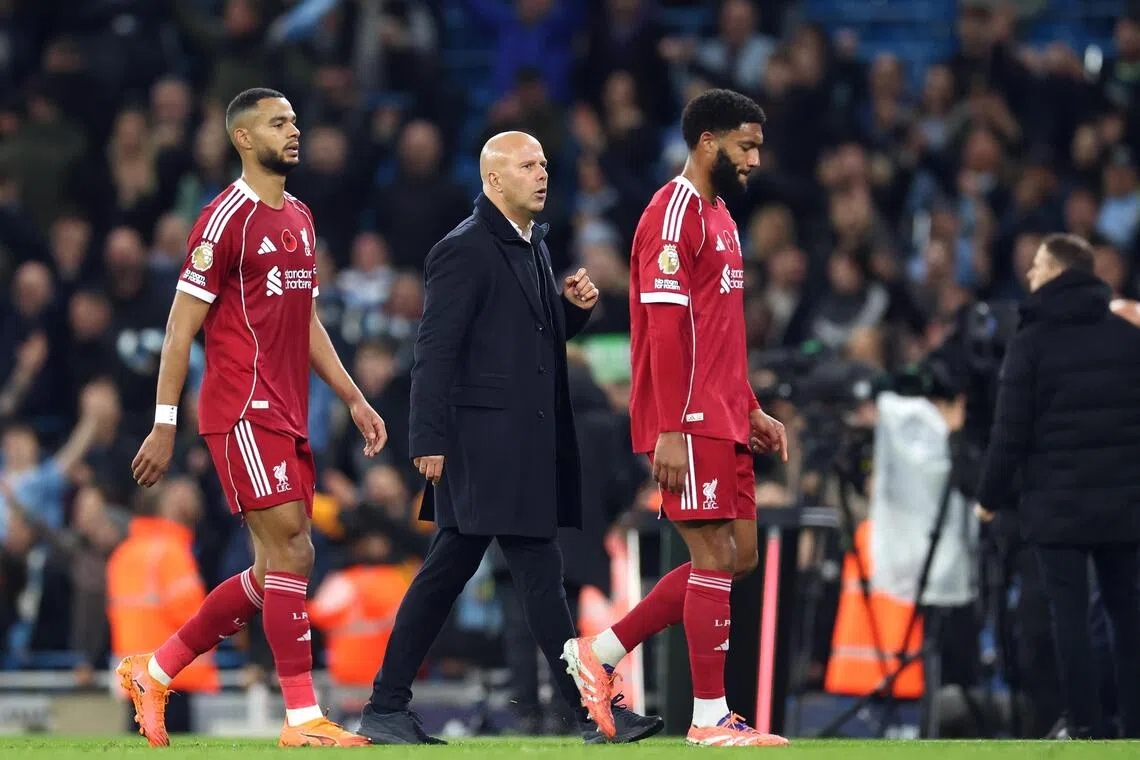 Arne Slot 01 HLV Arne Slot đang chỉ đạo trận đấu