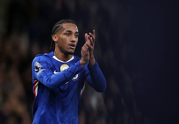 Cầu thủ Chelsea áp sát cầu thủ Tottenham trên sân